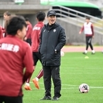 公開練習で選手に指示を出す神戸の吉田監督（中央）＝沖縄県西原町、西原町民陸上競技場（撮影・風斗雅博）