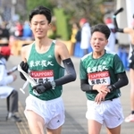 植月俊太（右）からたすきを受け取り、７区へ走り出す東農大・前田和摩＝小田原中継所（撮影・伊藤笙子）