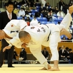 男子60キロ級決勝　内股を決めて一本勝ちする育英の堀尾拓磨（左）