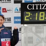 日本記録を更新する２時間１８分５９秒でフィニッシュし、笑顔を見せる前田穂南（天満屋）＝２８日午後、大阪市東住吉区長居公園１、ヤンマースタジアム長居（撮影・長嶺麻子）