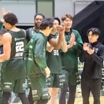 神戸-岩手　今年の初勝利を喜ぶ神戸の選手ら