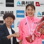 元日本記録保持者の野口みずきさん（左）から花束を受け取った前田穂南＝28日午後、大阪市のヤンマースタジアム長居（撮影・長嶺麻子）