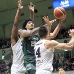 神戸-岩手　第２クオーター、シュートを狙う神戸のヒサタケ（22）