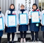 ショートトラック成年女子３０００メートルリレーで２連覇を飾った兵庫のメンバー（提供写真）