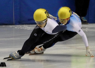選手権女子で２冠を達成した長森遥南（左）。島根くるみ（右）が昨年出した大会記録をいずれも塗り替えた