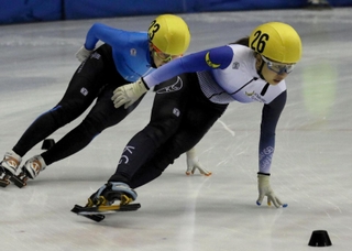 選手権女子で２冠を達成した長森遥南（右）。昨年島根くるみ（左）が出した大会記録をいずれも塗り替えた