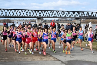 一斉にスタートする女子１区の選手たち＝加古川河川敷マラソンコース（撮影・風斗雅博）