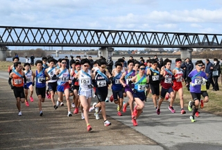 一斉にスタートする男子１区の選手たち＝加古川河川敷マラソンコース（撮影・風斗雅博）