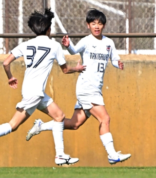 男子決勝・滝川第二－報徳　後半、勝ち越しのゴールを決めて喜ぶ滝川第二の横田（右）＝撮影・斎藤雅志