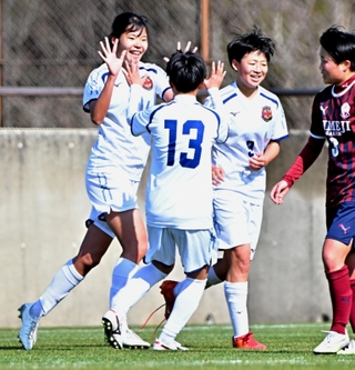 女子決勝・姫路女学院-神戸弘陵　前半、神戸弘陵の山田（左端）が先制ゴールを決める（撮影・斎藤雅志）