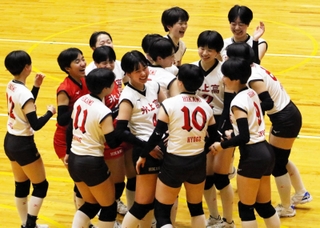 女子決勝・氷上-姫路女学院　34度目の頂点に立ち、抱き合って喜ぶ女子の氷上の選手たち
