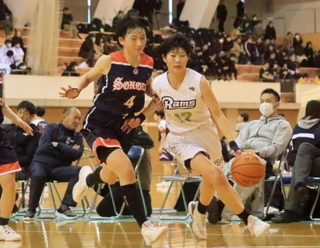 女子決勝・三田松聖-園田　第３クオーター、攻め込む三田松聖の渡部（１７）