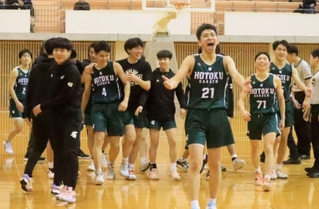 男子決勝・育英-報徳　終盤に逆転勝ちし、喜ぶ報徳の選手ら