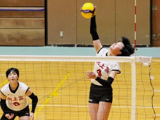 女子決勝・氷上-姫路女学院　第１セット、スパイクを放つ氷上の池田（右）