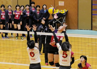 女子決勝・氷上-姫路女学院　スパイクを放つ姫路女学院の山野（中央）