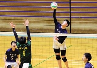 男子決勝・市尼崎-神港学園　バックアタックを打つ市尼崎のハントラクル