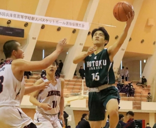 男子決勝・育英－報徳　第１クオーター、シュートを狙う報徳の久保（１５）