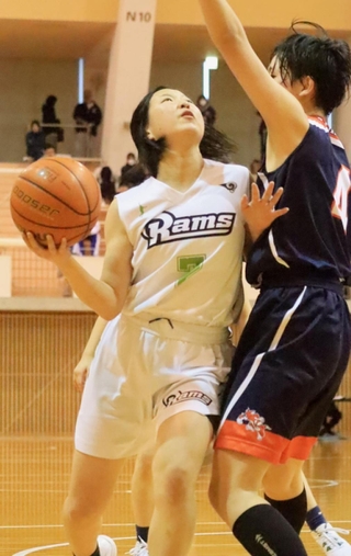 女子決勝・三田松聖-園田　第３クオーター、シュートを狙う三田松聖の東
