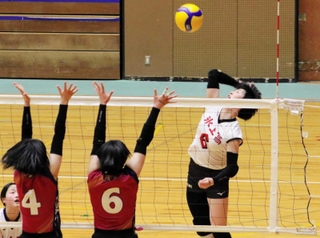 女子決勝・氷上－姫路女学院　第１セット、スパイクを放つ氷上の舛野（右）