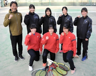 初開催される西日本公立高校大会へ挑む女子・加古川北の選手ら＝加古川市、日岡山公園