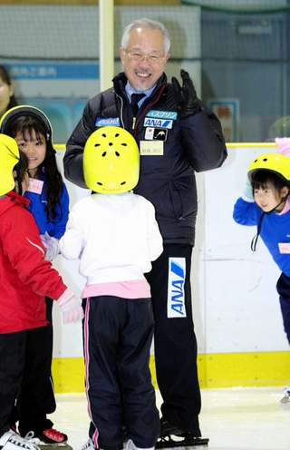 初心者の子どもを対象にしたスケート教室で指導にあたる岩島直巳さん＝２０１４年１月、ひょうご西宮アイスアリーナ