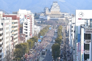 姫路城を背景にスタートするランナーら＝１１日午前、姫路市駅前町のピオレ姫路屋上から（撮影・斎藤雅志）