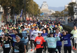姫路城を背に一斉にスタートするランナー＝１１日午前、姫路市の大手前通り（撮影・辰巳直之）
