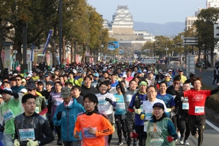 姫路城を背に一斉にスタートするランナー＝１１日午前、姫路市の大手前通り（撮影・辰巳直之）
