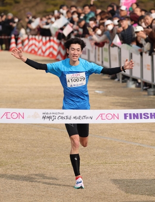 男子トップでフィニッシュした森川陽之＝姫路市本町（撮影・長嶺麻子）
