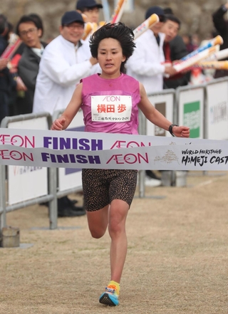 女子で優勝した横田歩＝１１日午前、姫路市本町、姫路城三の丸広場（撮影・辰巳直之）
