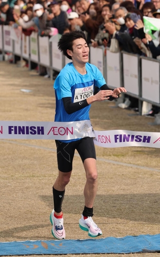 男子トップでフィニッシュした森川陽之＝姫路市本町（撮影・長嶺麻子）