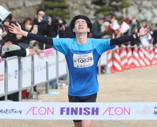 男子で優勝のゴールテープを切る森川陽之＝１１日午後、姫路市本町、姫路城三の丸広場（撮影・辰巳直之）