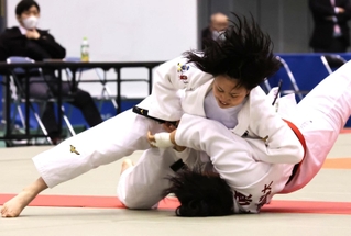 兵庫県女子選手権決勝　米原愛紀（下）に一本勝ちした溝下琴祈（撮影・笠原次郎）