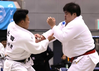 兵庫県選手権決勝　古田伸悟（左）と激しい攻防を繰り広げる田中源大（撮影・笠原次郎）