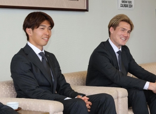 神戸新聞社を訪問し、今季の抱負を語ったＪ１神戸の宮代大聖（左）と酒井高徳＝神戸市中央区（撮影・笠原次郎）