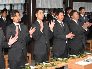 今季の飛躍を願うＪ１神戸の山口蛍主将（左端）や吉田孝行監督（左から３人目）ら＝神戸市兵庫区、和田神社（撮影・斎藤雅志）