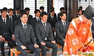 今季の飛躍を願うＪ１神戸の吉田孝行監督（前列左から２人目）や山口蛍（同３人目）ら＝神戸市兵庫区、和田神社（撮影・斎藤雅志）
