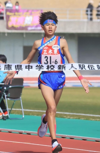 １位でフィニッシュする三木東のアンカー榎本翔馬