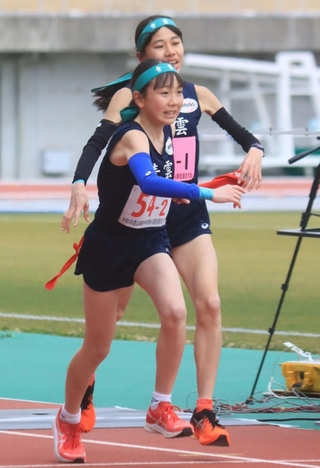 女子・青雲の１区片山紗良（奥）から２区梶原宙珠へのたすきリレー
