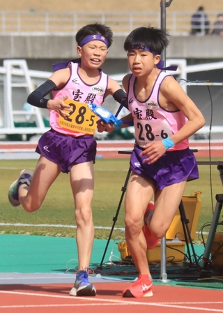 ２位に入った男子・宝殿の５区北本智洋（左）から、アンカー佐藤颯流にたすきをつなぐ