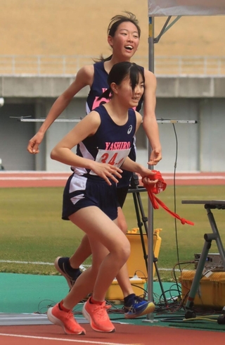 女子・社の３区藤原あかり（奥）から、４区神戸亜美にたすきをつなぐ