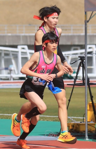 区間賞の走りを見せた男子・山陽の５区金沢（奥）から、アンカー森蒼太へのたすきリレー