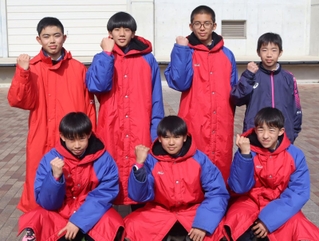 ２区在里の９人抜きなどで初優勝を飾った男子・三木東のメンバー＝三木市志染町、三木総合防災公園陸上競技場