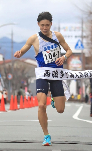 ２位でフィニッシュした男子・須磨学園のアンカー村岡大雅