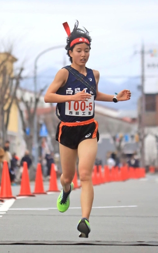 ７位でフィニッシュする女子・西脇工のアンカー橋本晴菜