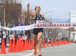 １位でフィニッシュする女子・大阪薫英女学院Ａのアンカー小田美月