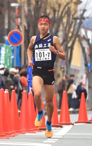 ７位でフィニッシュした男子・西脇工Ａのアンカー七條拓也