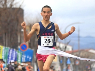 １位でフィニッシュした男子・洛南Ａのアンカー井上朋哉
