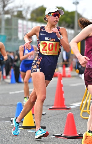 大会記録で優勝した女子の藤井菜々子（撮影・斎藤雅志）