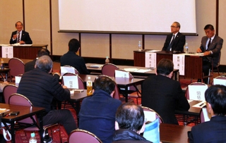 パネルディスカッションで話し合う参加者たち＝神戸市中央区